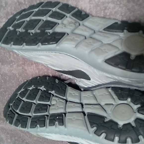 Brooks - Picture 6 of 6